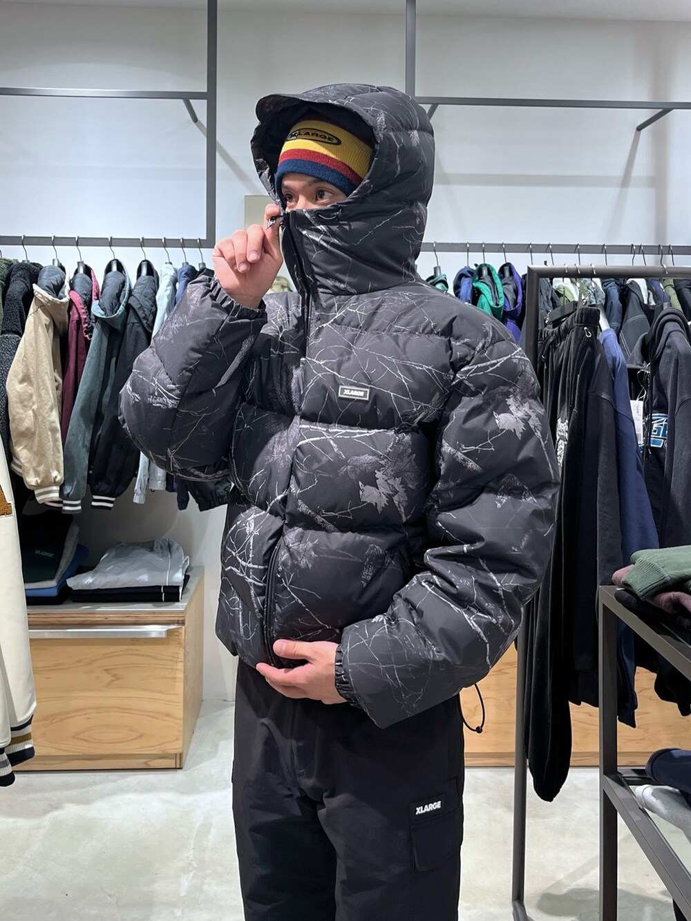 その他のダウンジャケット/コート、ブラック系のその他パンツ、ブラック系のニットキャップ/ビーニーを着用したメンズの冬コーディネートの7枚目の写真