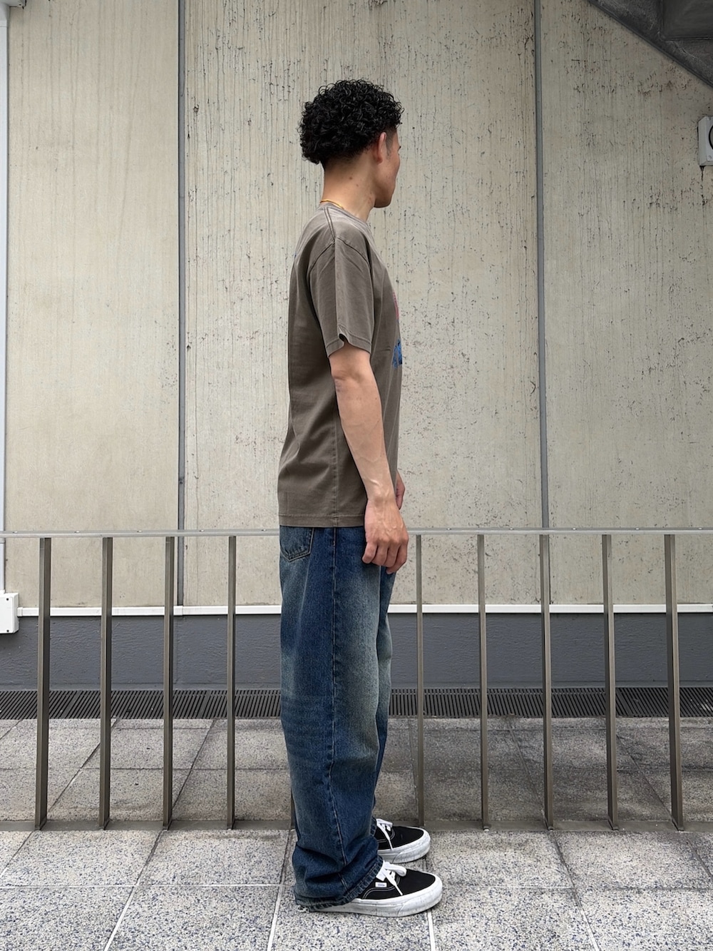 ブラウン系のTシャツ/カットソー、ブルー系のデニムパンツを着用したメンズの夏コーディネートの3枚目の写真