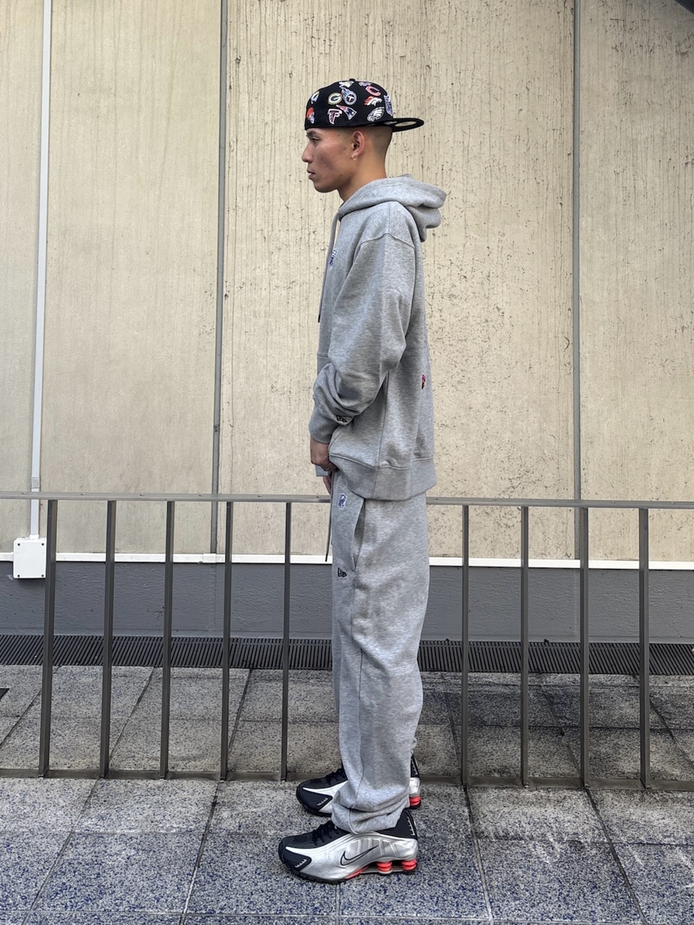 ブラック系のパーカー、ブラック系のスウェットパンツ、ブラック系のキャップを着用したメンズの冬コーディネートの2枚目の写真