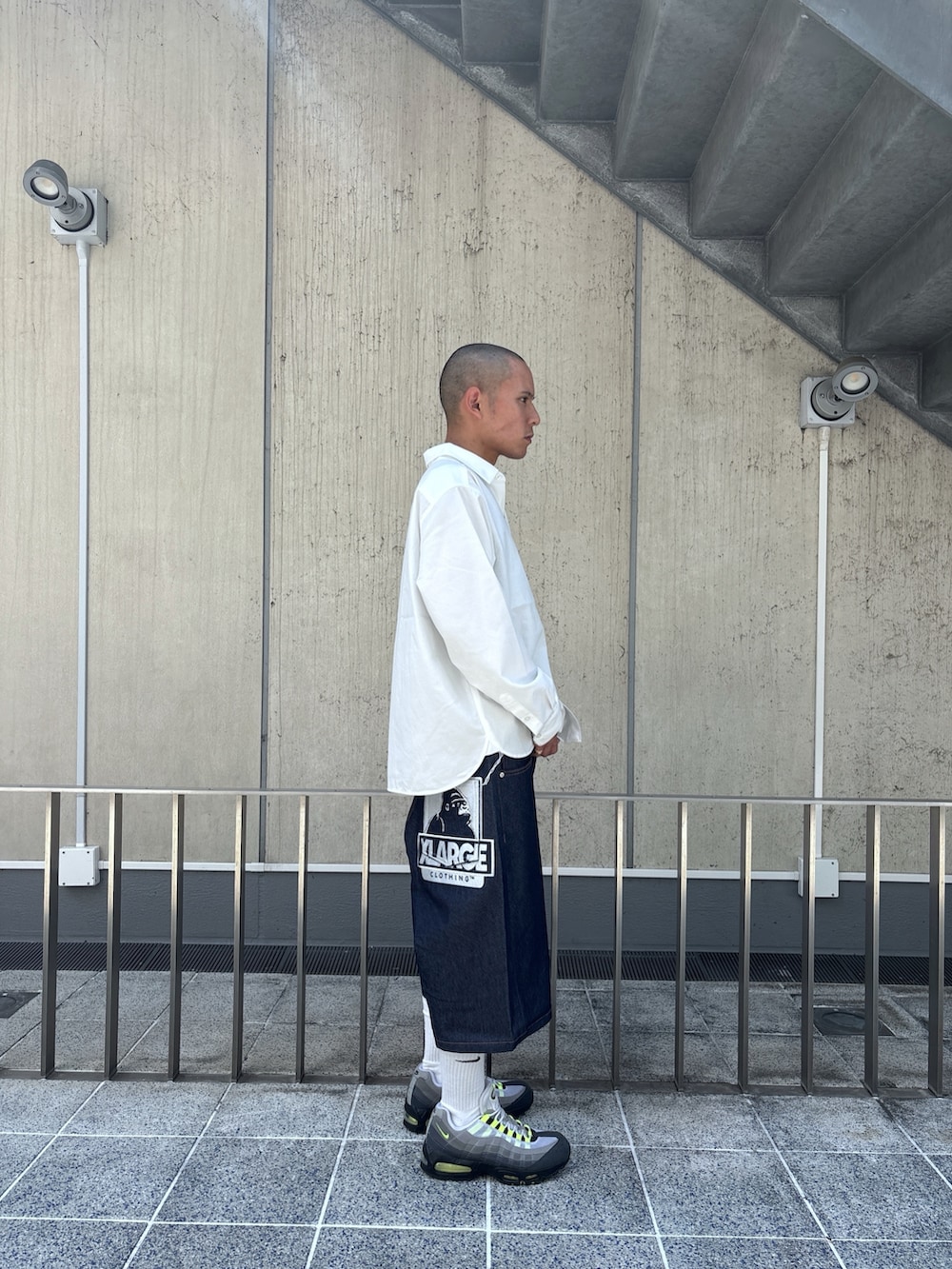 ホワイト系のシャツ/ブラウス、ブルー系のデニムパンツを着用したメンズの秋コーディネートの3枚目の写真