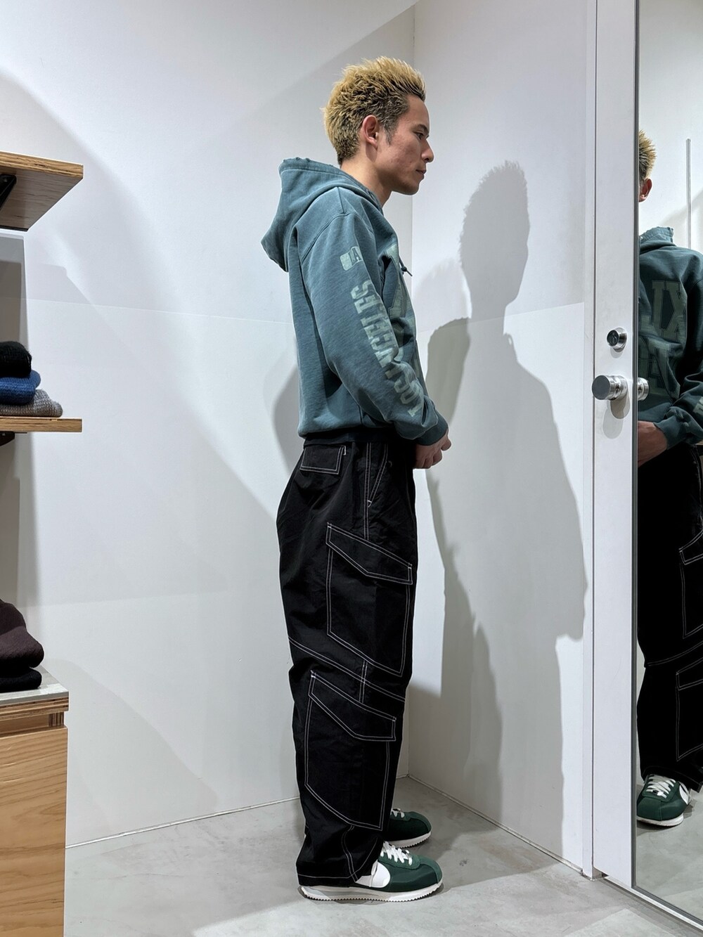 ブラック系のカーゴパンツ、グリーン系のパーカーを着用したメンズの冬コーディネートの3枚目の写真