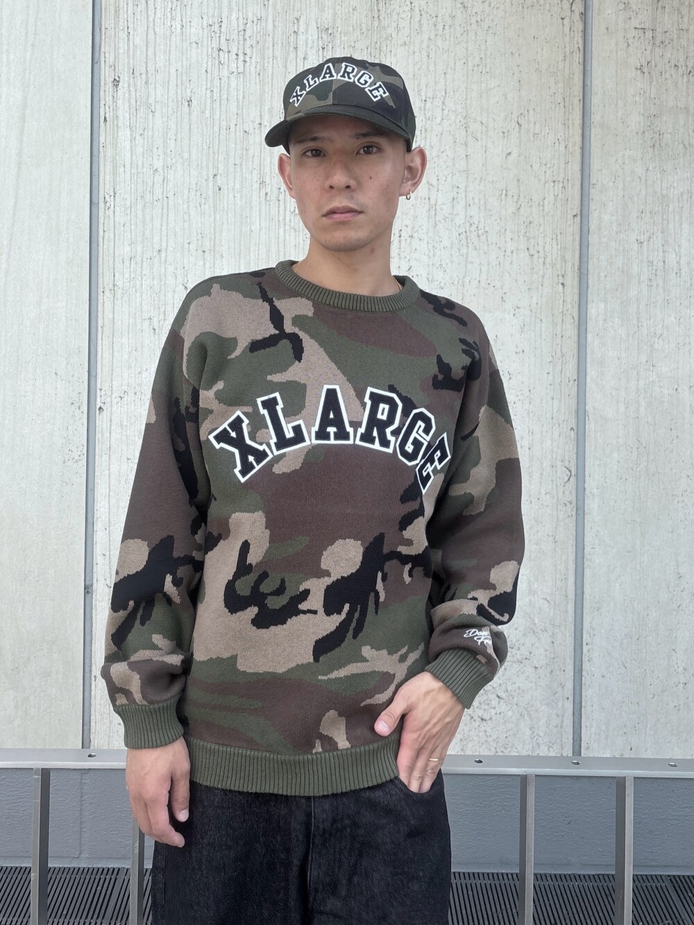 ブラック系のデニムパンツ、その他のニット/セーター、その他のキャップを着用したメンズの秋コーディネートの7枚目の写真