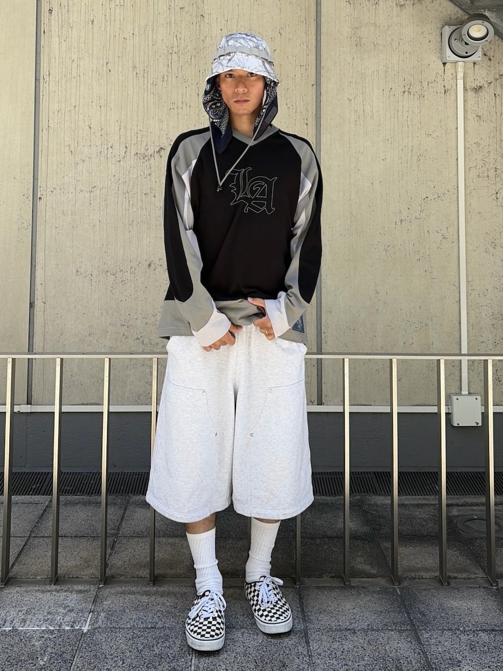 ブルー系のTシャツ/カットソー、グレー系のスウェットパンツ、その他のハットを着用したメンズの夏コーディネートの2枚目の写真