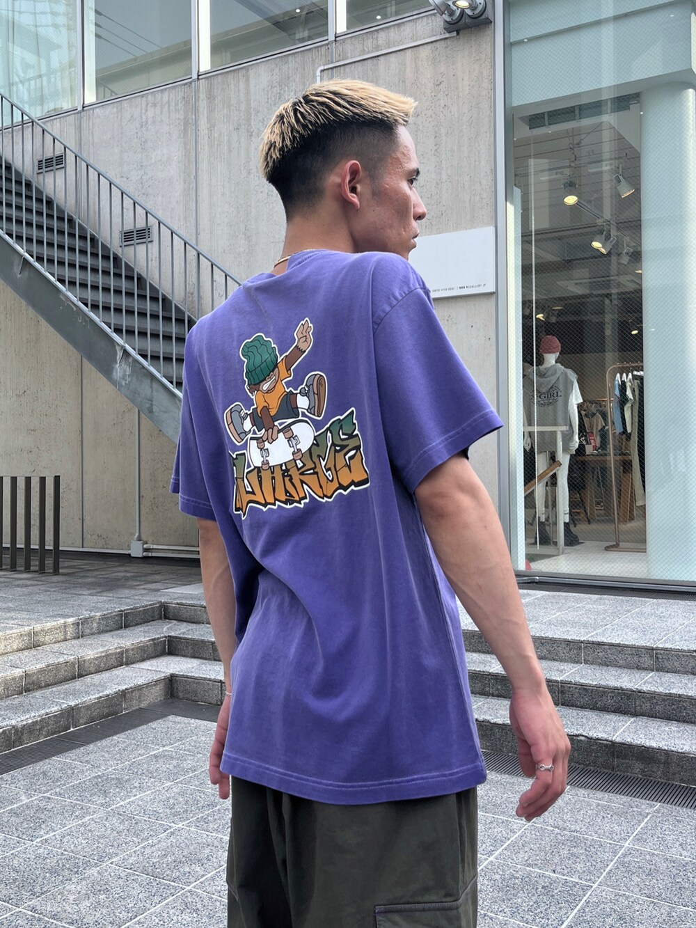 ブラック系のTシャツ/カットソー、グレー系のカーゴパンツを着用したメンズの夏コーディネートの5枚目の写真