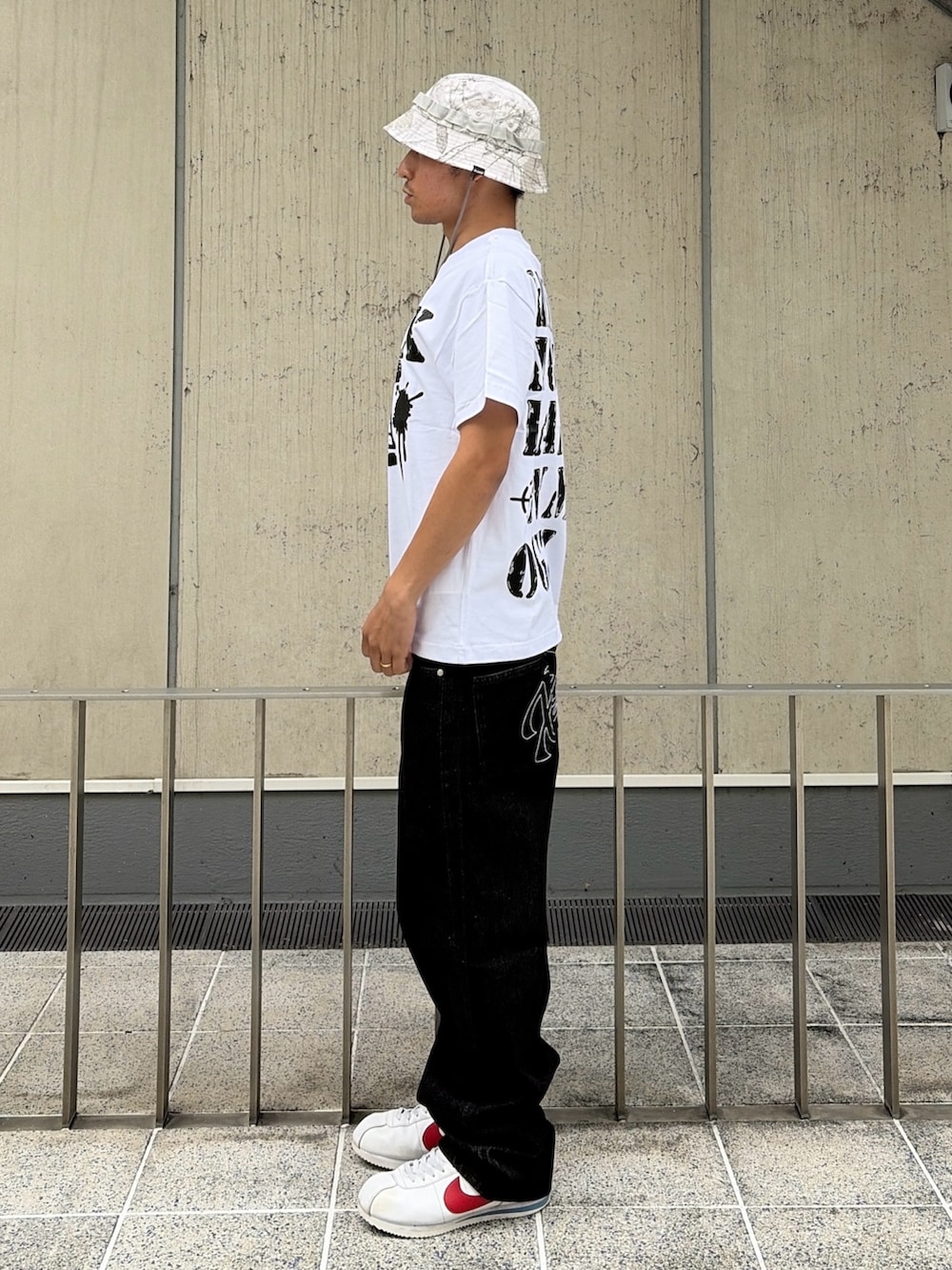 ホワイト系のTシャツ/カットソー、ブラック系のデニムパンツ、その他のハットを着用したメンズの夏コーディネートの3枚目の写真