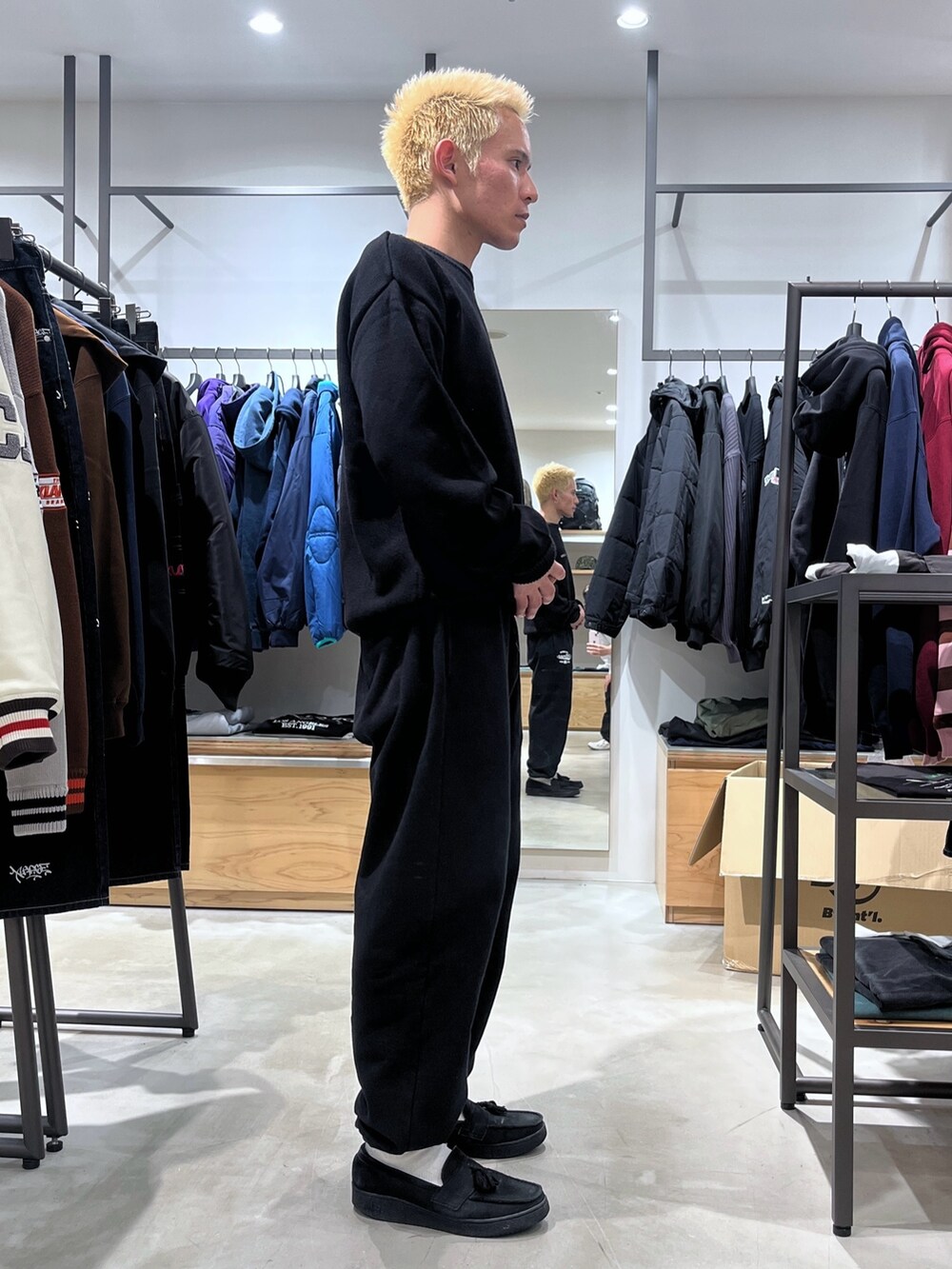 グレー系のスウェットパンツ、ブラック系のニット/セーターを着用したメンズの秋コーディネートの3枚目の写真