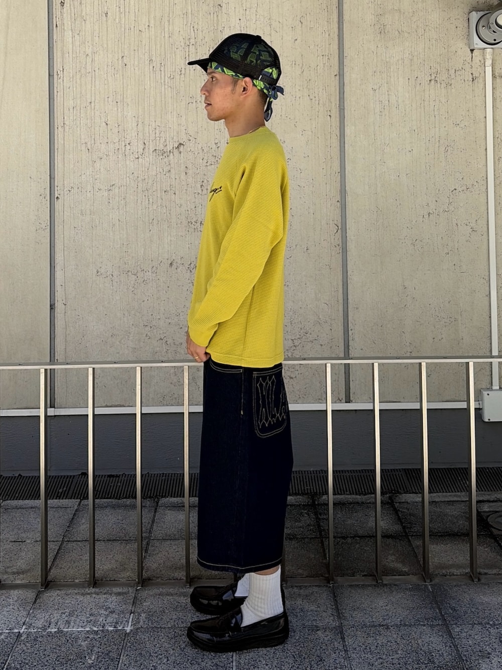 その他のTシャツ/カットソー、ブルー系のデニムパンツ、ブラック系のキャップを着用したメンズの夏コーディネートの2枚目の写真