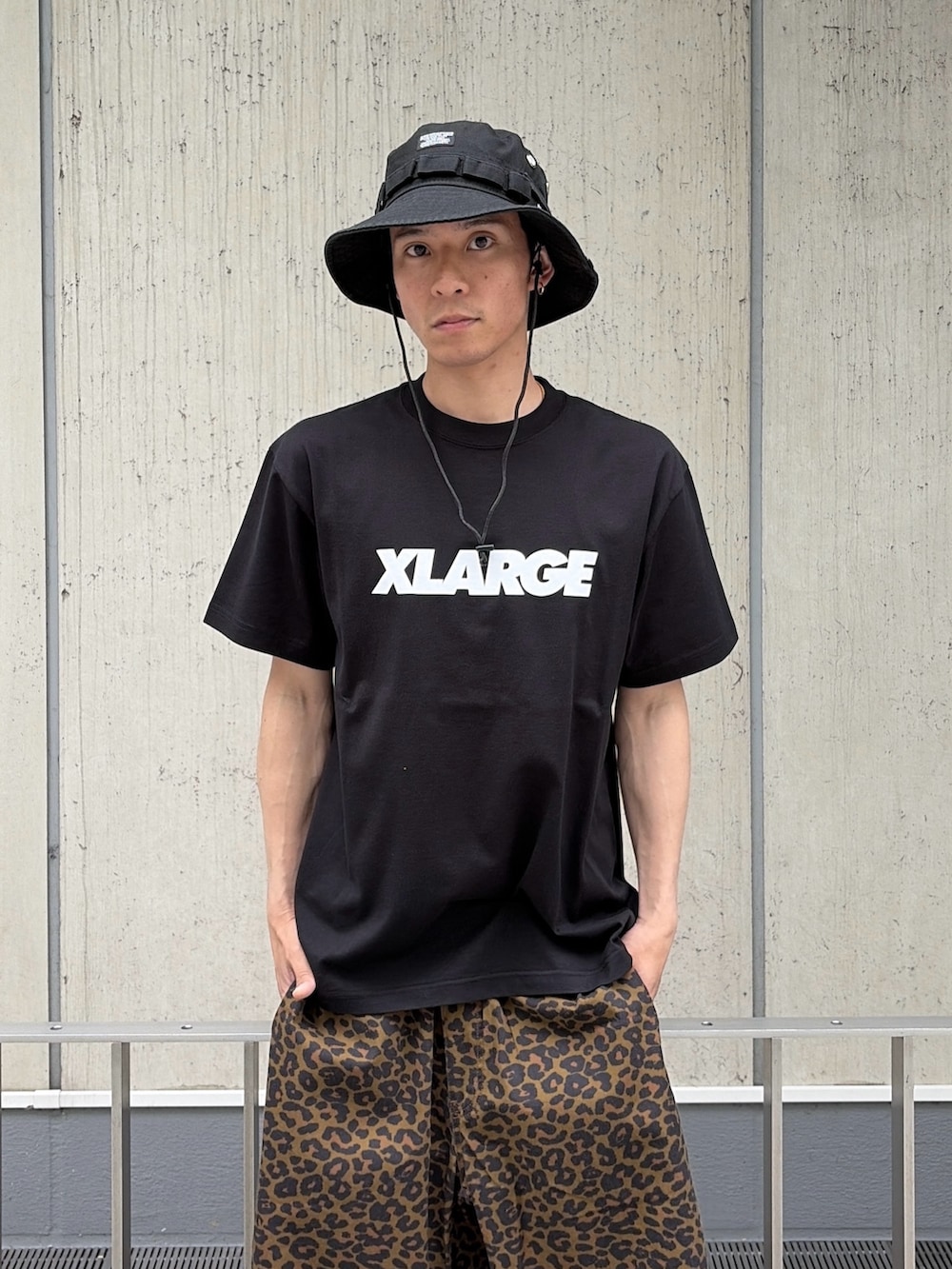 ブラック系のTシャツ/カットソー、ブラック系のその他パンツ、ブラック系のハットを着用したメンズの春コーディネートの5枚目の写真
