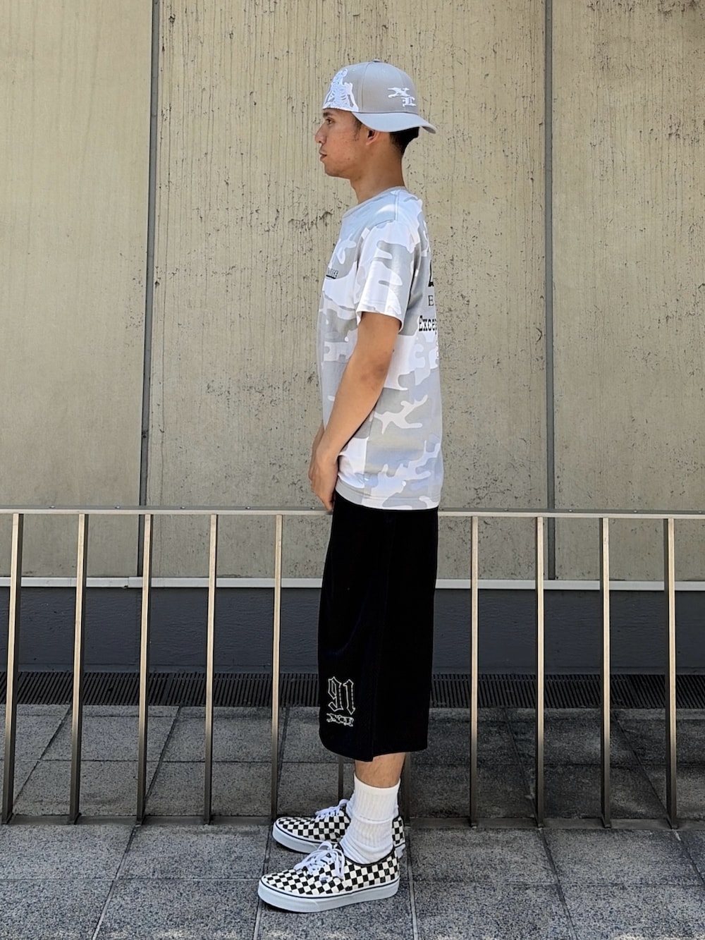 その他のTシャツ/カットソー、ブラック系のその他パンツ、ブルー系のキャップを着用したメンズの夏コーディネートの3枚目の写真