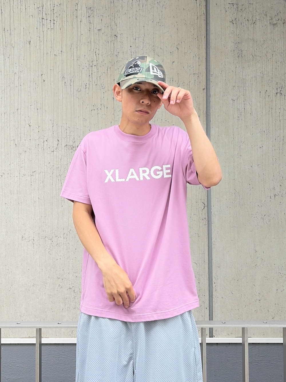 ピンク系のTシャツ/カットソー、ブラック系のその他パンツ、その他のキャップを着用したメンズの夏コーディネートの7枚目の写真