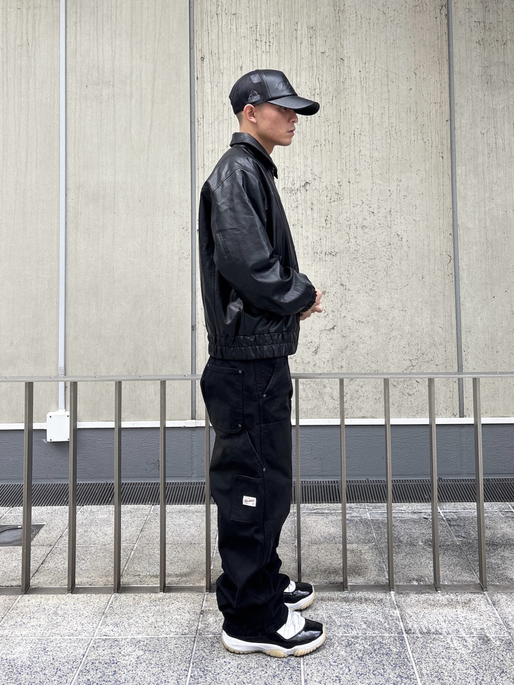 ブラック系のその他アウター、ブラウン系のその他パンツ、ブラック系のキャップを着用したメンズの冬コーディネートの5枚目の写真