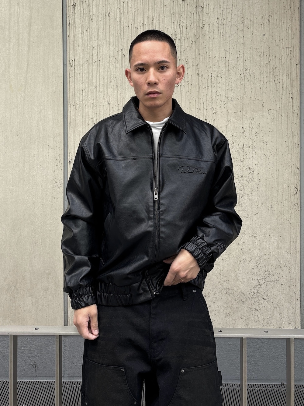 ブラック系のその他アウター、ブラウン系のその他パンツ、ブラック系のキャップを着用したメンズの冬コーディネートの9枚目の写真