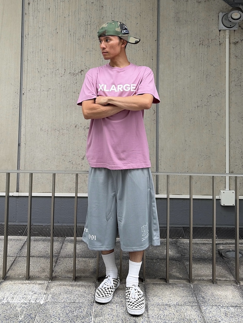 ピンク系のTシャツ/カットソー、ブラック系のその他パンツ、その他のキャップを着用したメンズの夏コーディネートの2枚目の写真