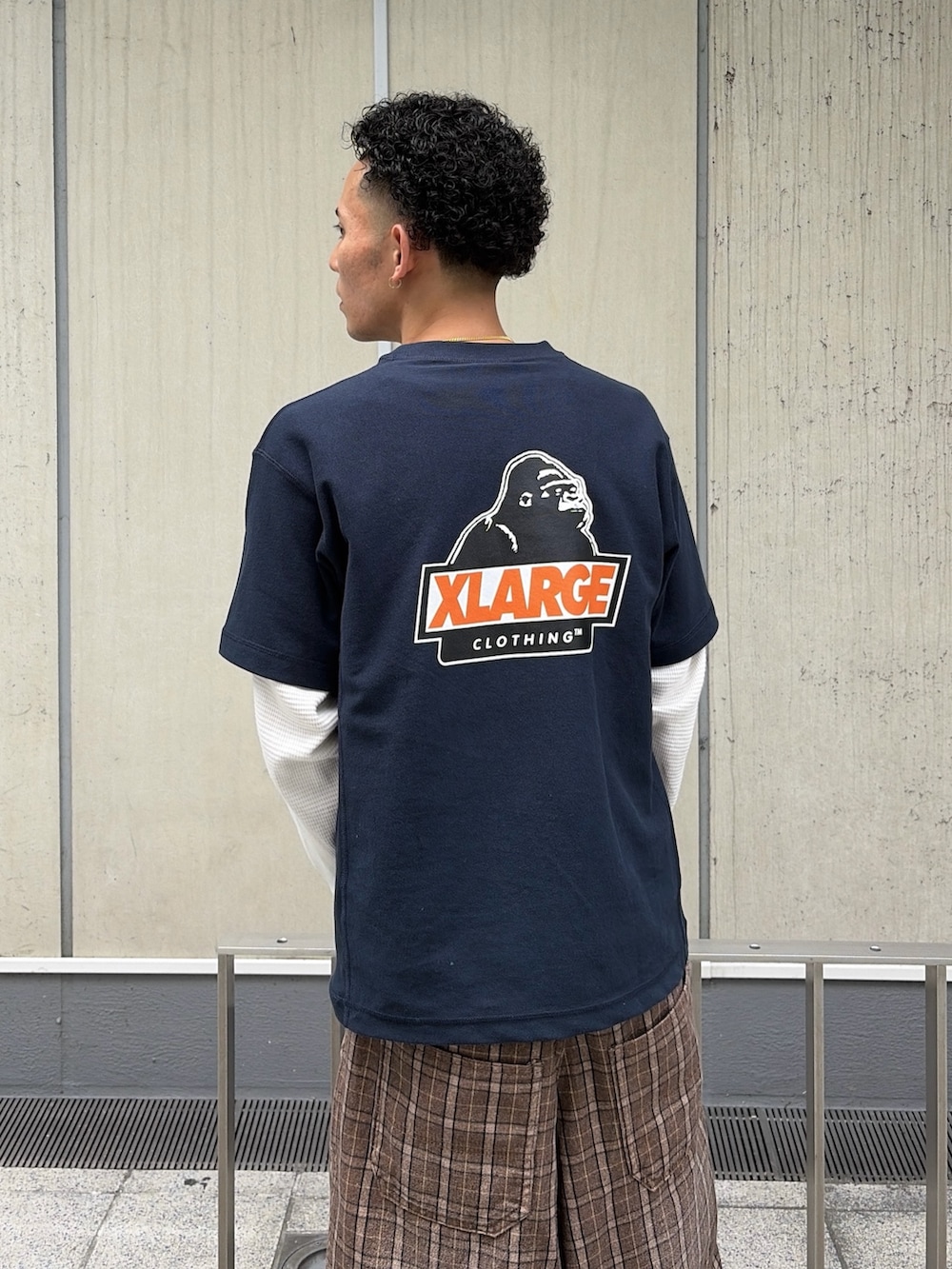 ブラック系のTシャツ/カットソー、その他のその他パンツ、ホワイト系のTシャツ/カットソーを着用したメンズの春コーディネートの6枚目の写真