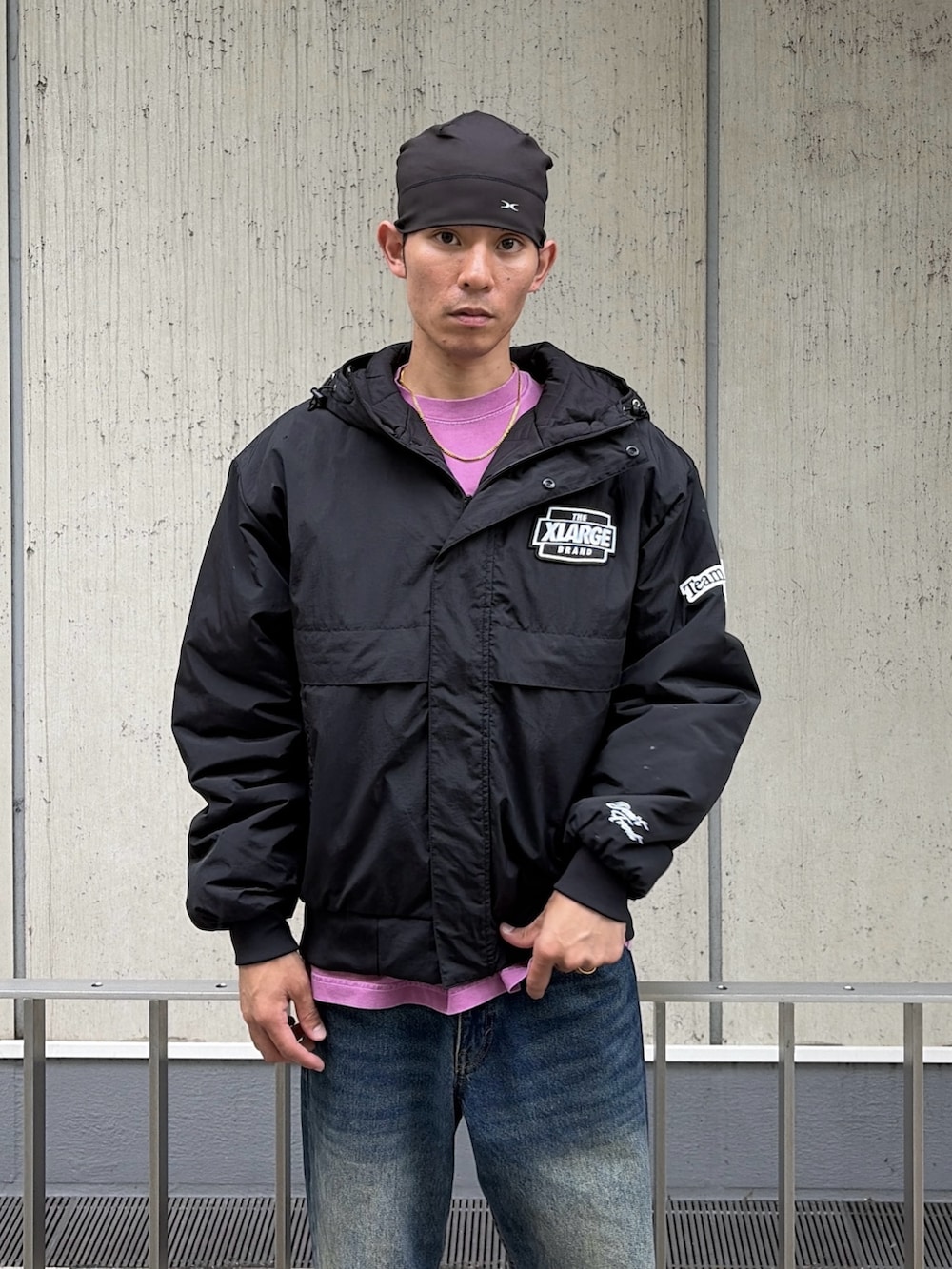 その他のブルゾン、ピンク系のTシャツ/カットソー、ブルー系のデニムパンツを着用したメンズの秋コーディネートの5枚目の写真