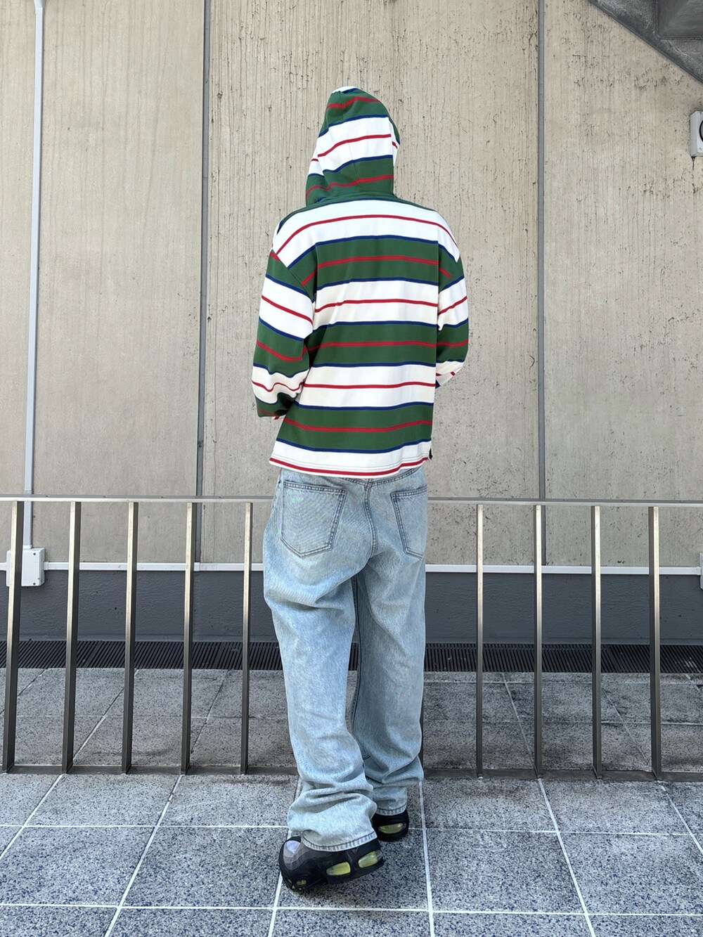 ホワイト系のTシャツ/カットソー、ブラック系のデニムパンツ、レッド系のキャップを着用したメンズの秋コーディネートの5枚目の写真