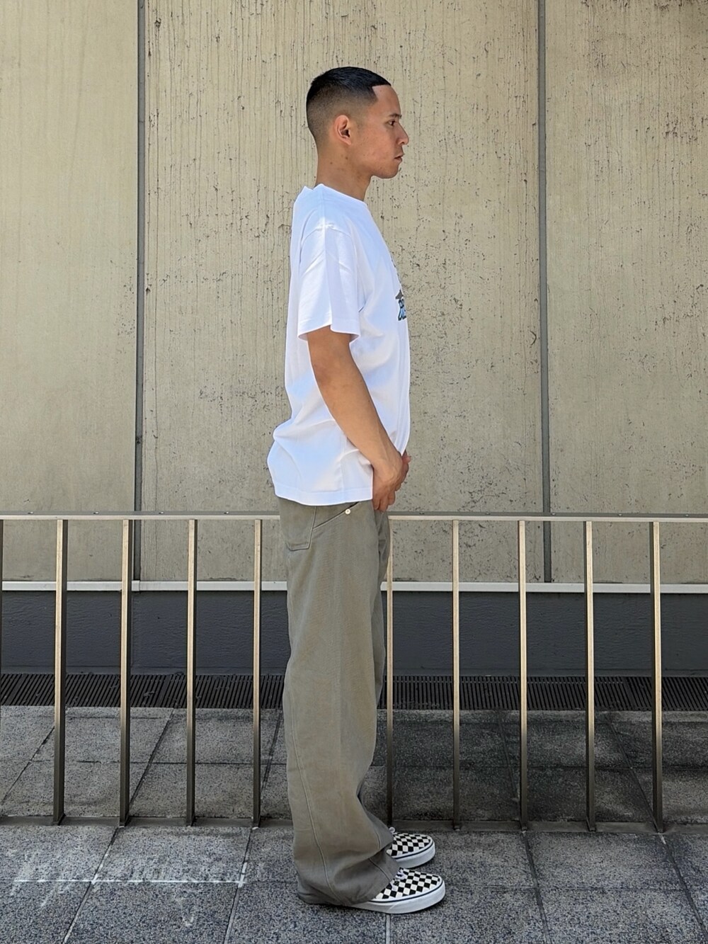 ホワイト系のTシャツ/カットソー、グレー系のその他パンツを着用したメンズの夏コーディネートの3枚目の写真