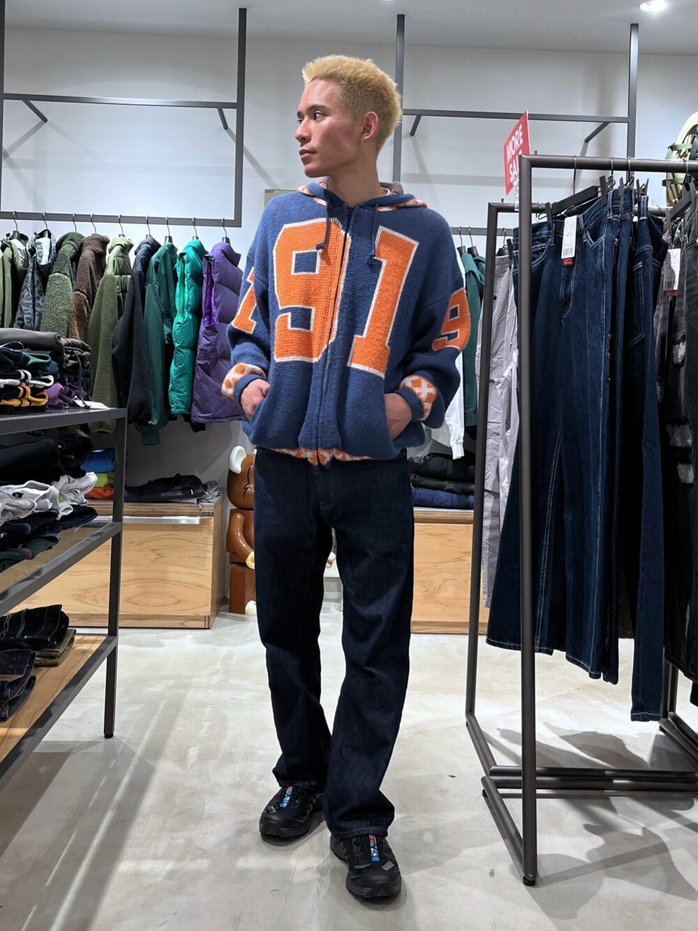 ブルー系のデニムパンツ、ブルー系のニット/セーターを着用したメンズの冬コーディネートの2枚目の写真