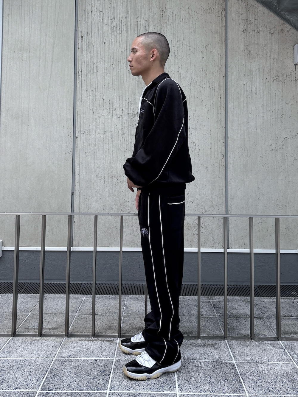 ブラック系のブルゾン、ブラック系のその他パンツを着用したメンズの秋コーディネートの2枚目の写真