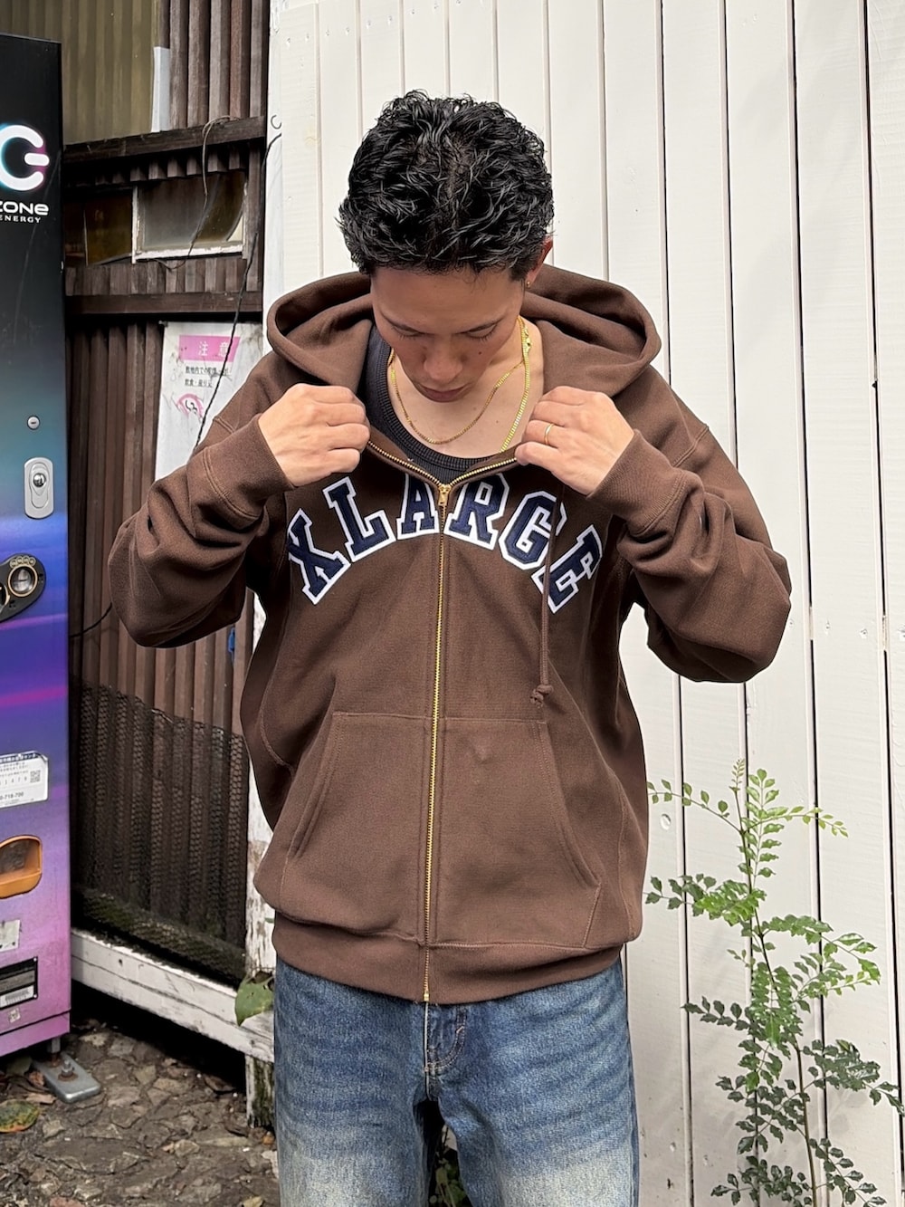 グレー系のパーカー、ブルー系のデニムパンツを着用したメンズの秋コーディネートの6枚目の写真