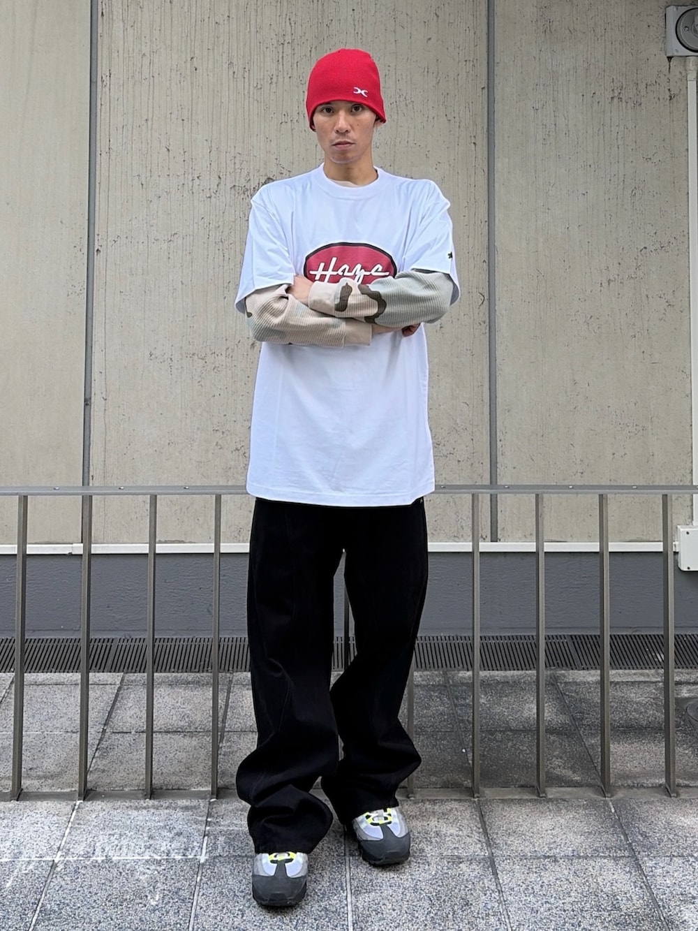その他のTシャツ/カットソー、グレー系のその他パンツ、レッド系のニットキャップ/ビーニーを着用したメンズの夏コーディネートの2枚目の写真