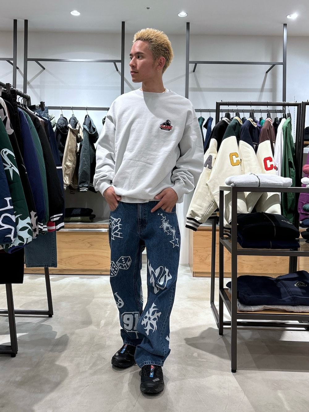 グレー系のスウェット、ブルー系のデニムパンツ、ブルー系のニットキャップ/ビーニーを着用したメンズの冬コーディネートの3枚目の写真