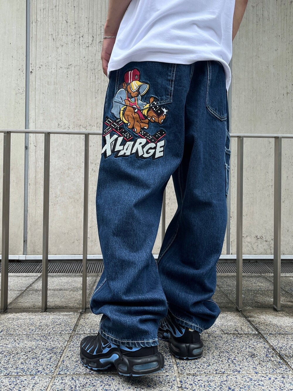 ホワイト系のTシャツ/カットソー、ブラック系のデニムパンツを着用したメンズの夏コーディネートの5枚目の写真