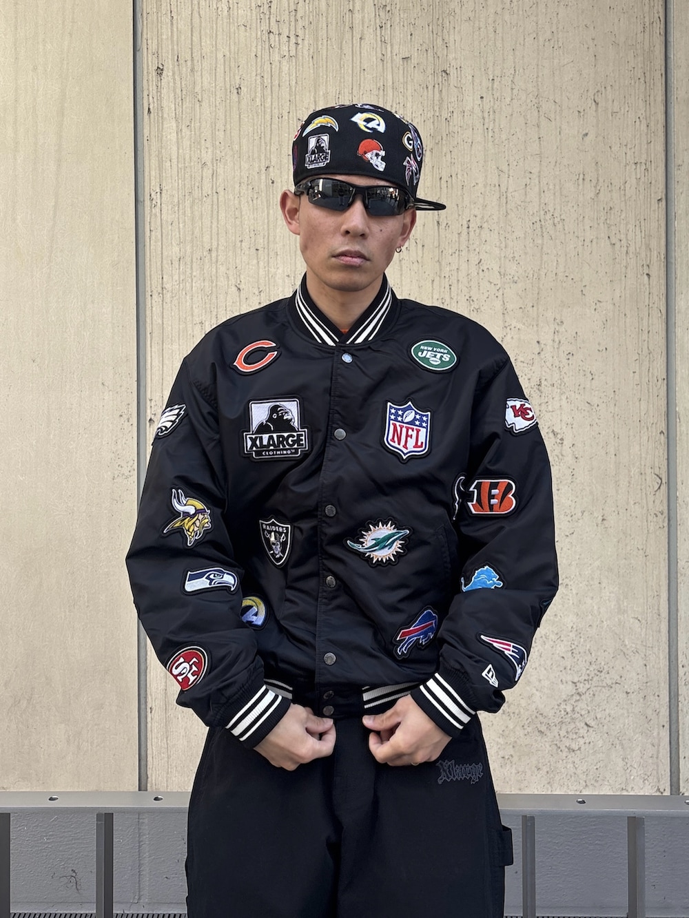 ブラック系のブルゾン、ブラック系のその他パンツ、ブラック系のキャップを着用したメンズの冬コーディネートの6枚目の写真