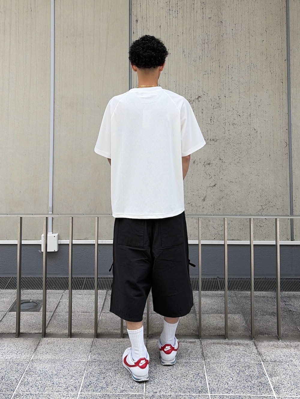 ホワイト系のTシャツ/カットソー、ブラック系のその他パンツを着用したメンズの春コーディネートの4枚目の写真