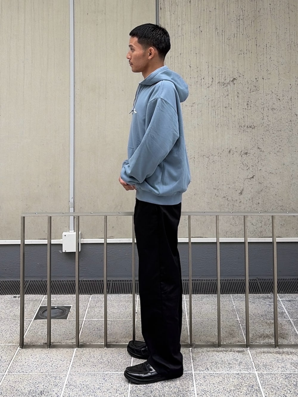 ブルー系のパーカー、ブラック系のその他パンツを着用したメンズの秋コーディネートの2枚目の写真