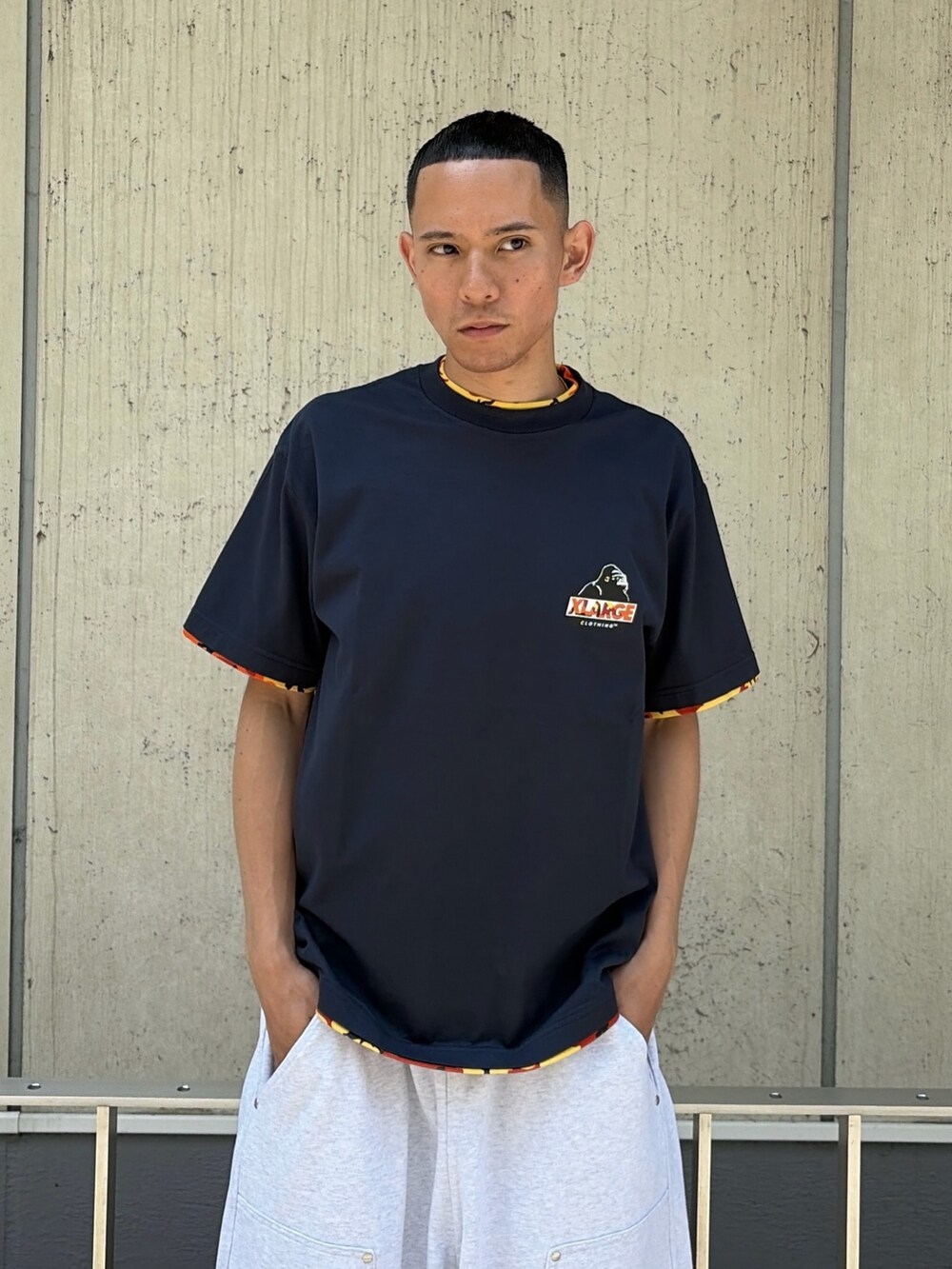 ブルー系のTシャツ/カットソー、グレー系のスウェットパンツを着用したメンズの夏コーディネートの5枚目の写真