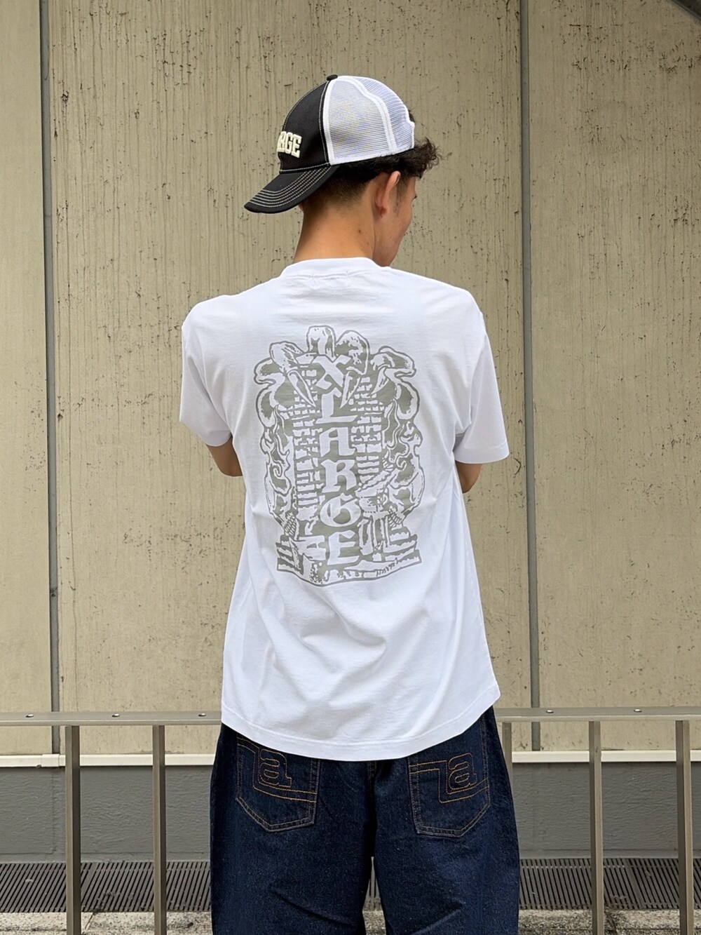 ブルー系のその他パンツ、ホワイト系のTシャツ/カットソー、ブラック系のキャップを着用したメンズの夏コーディネートの6枚目の写真