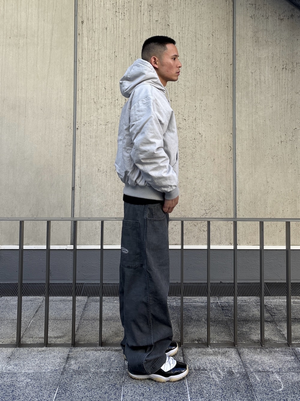 その他のブルゾン、グレー系のその他パンツを着用したメンズの冬コーディネートの3枚目の写真