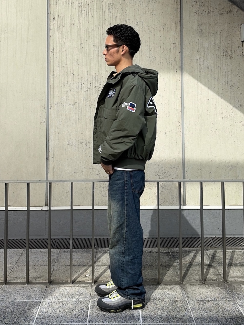 ホワイト系のTシャツ/カットソー、その他のブルゾン、ブルー系のデニムパンツを着用したメンズの秋コーディネートの3枚目の写真