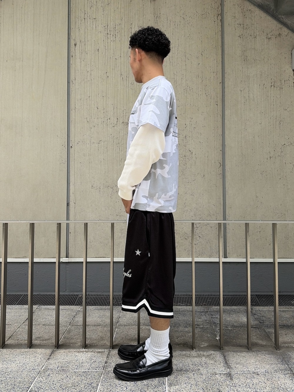 ブラック系のその他パンツ、その他のTシャツ/カットソー、ホワイト系のTシャツ/カットソーを着用したメンズの夏コーディネートの2枚目の写真