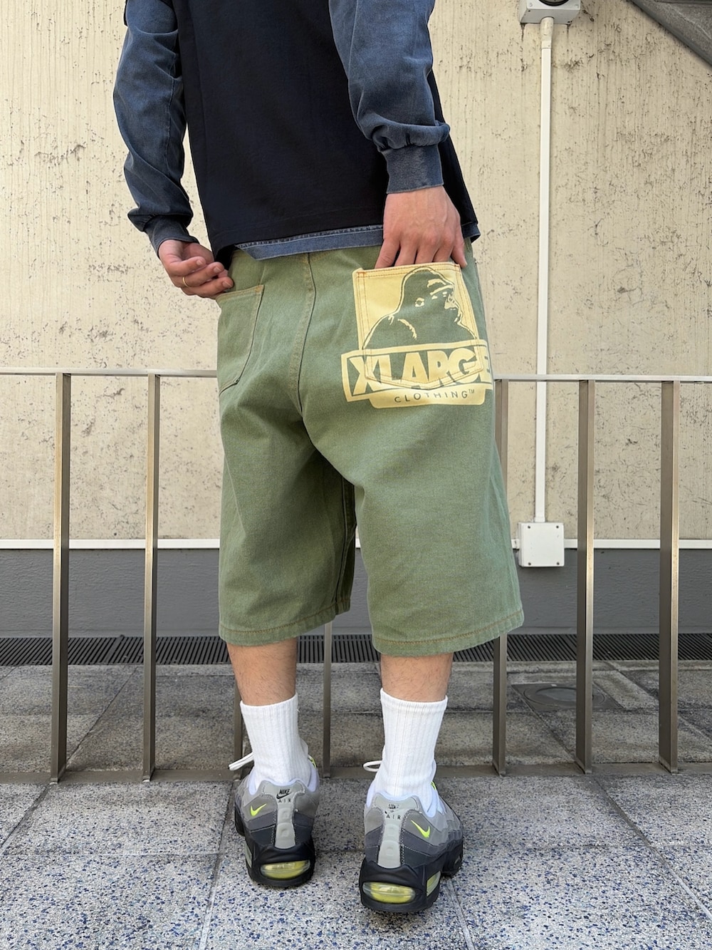 ブルー系のTシャツ/カットソー、グリーン系のデニムパンツ、ブラック系のTシャツ/カットソーを着用したメンズの春コーディネートの8枚目の写真