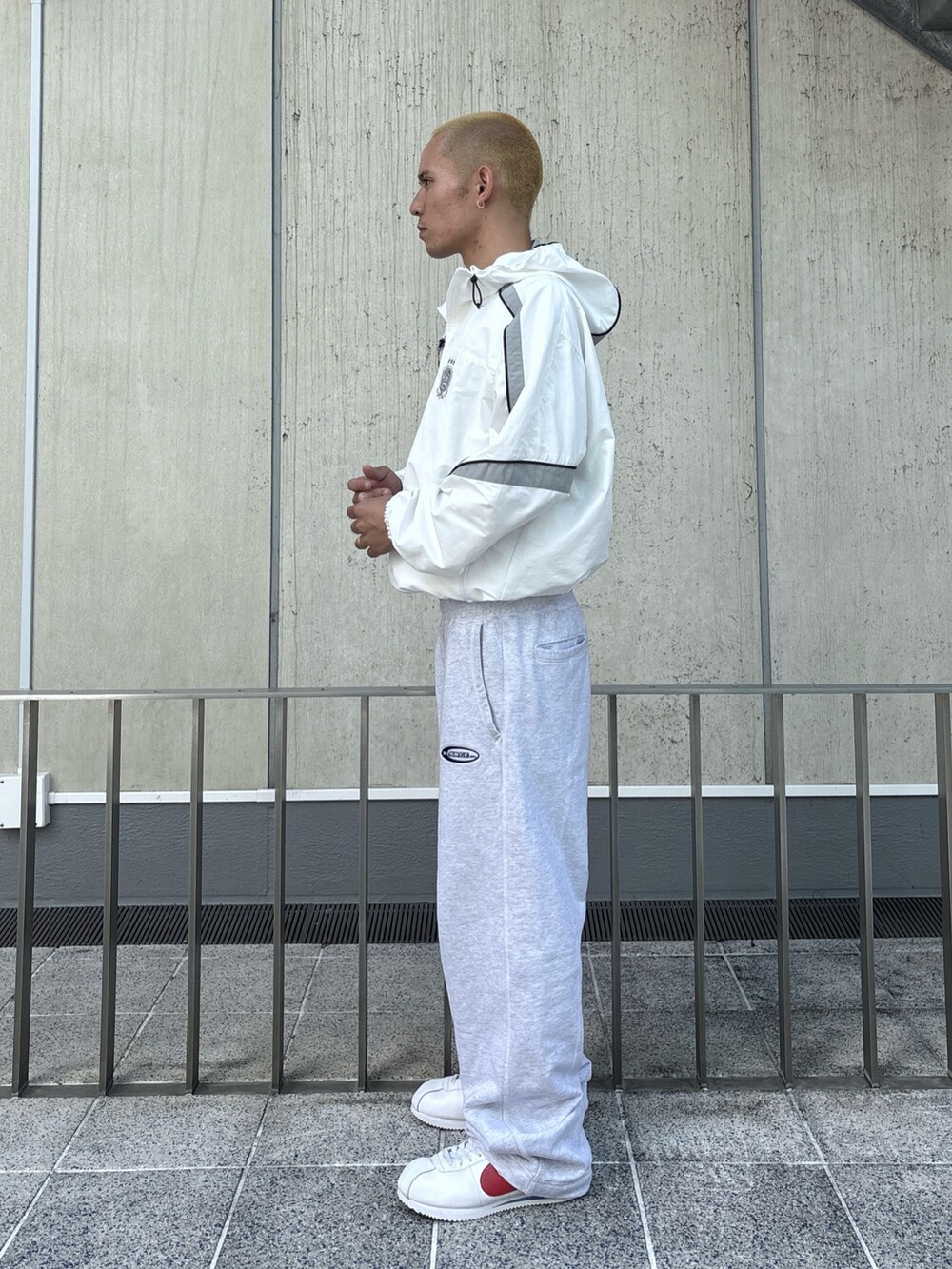 ブラック系のその他パンツ、ホワイト系のナイロンジャケットを着用したメンズの秋コーディネートの2枚目の写真