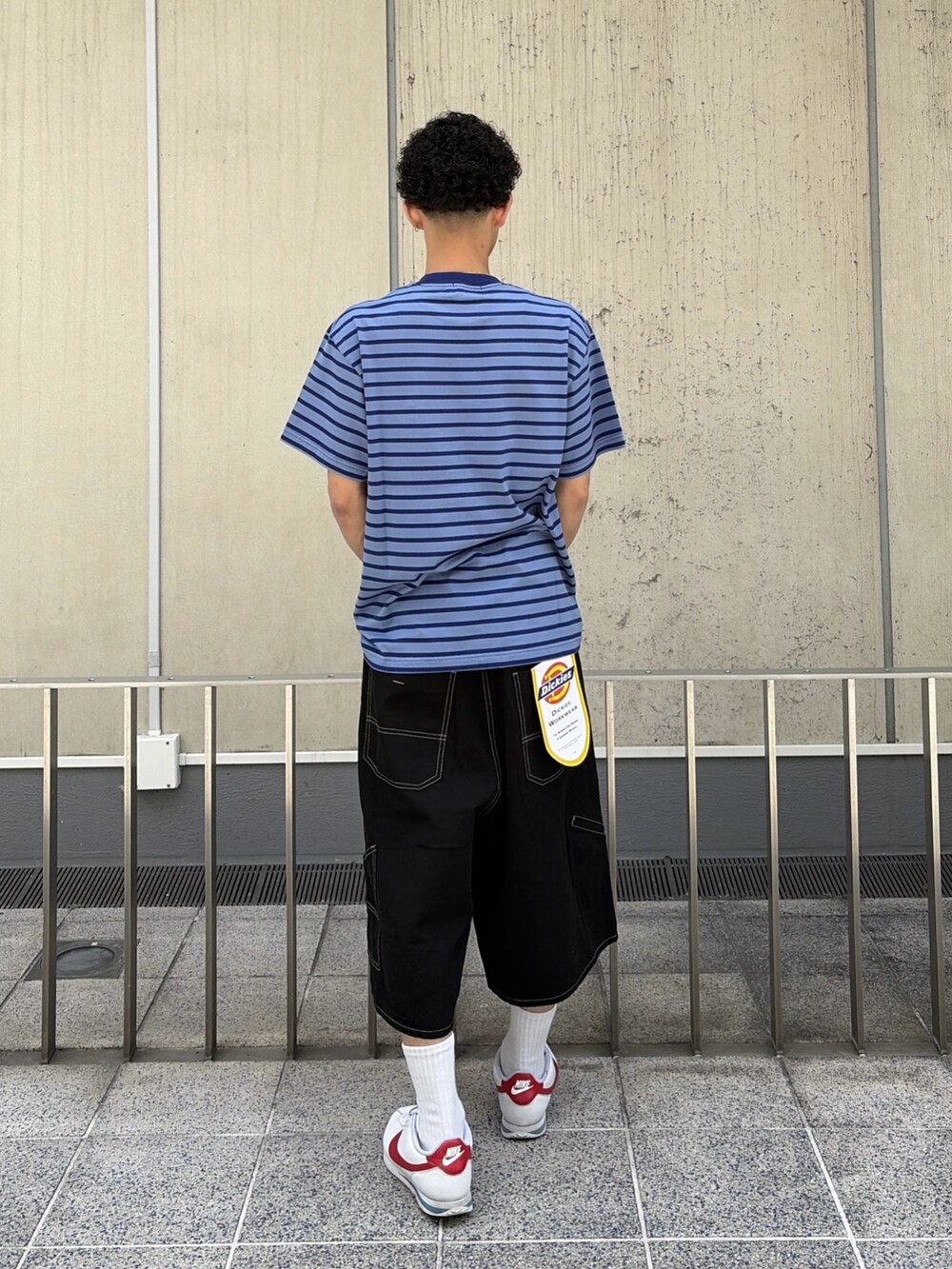 グリーン系のデニムパンツ、ブルー系のTシャツ/カットソーを着用したメンズの春コーディネートの4枚目の写真