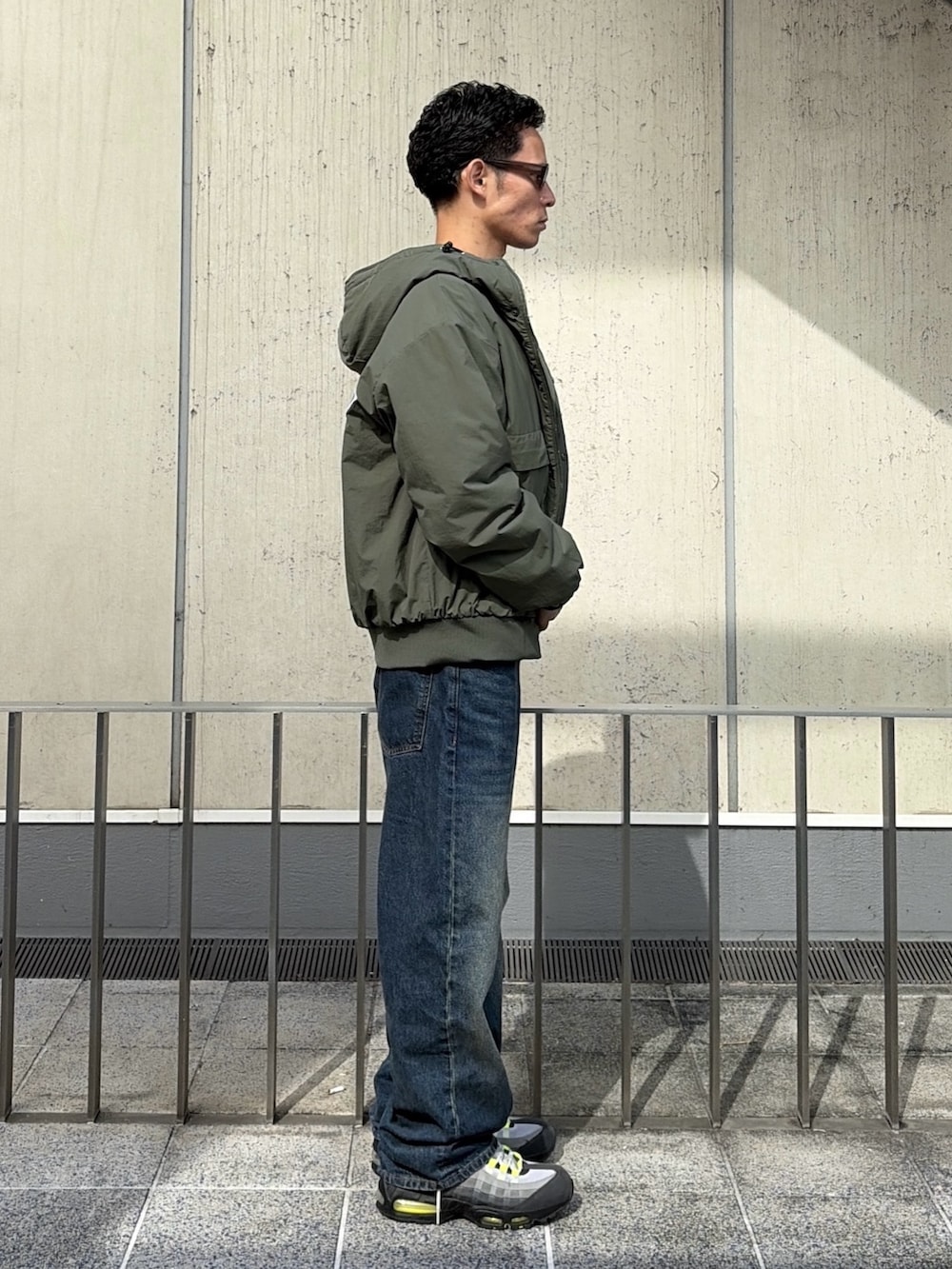 ホワイト系のTシャツ/カットソー、その他のブルゾン、ブルー系のデニムパンツを着用したメンズの秋コーディネートの4枚目の写真