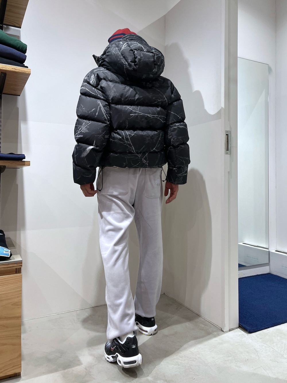 その他のダウンジャケット/コート、グレー系のその他パンツ、ブラック系のニットキャップ/ビーニーを着用したメンズの冬コーディネートの4枚目の写真