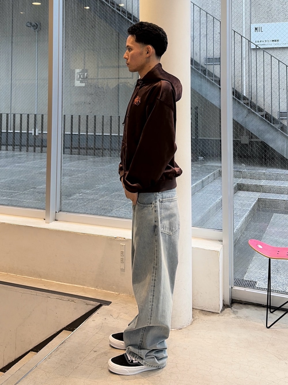 ブラウン系のパーカー、ブルー系のデニムパンツを着用したメンズの秋コーディネートの3枚目の写真