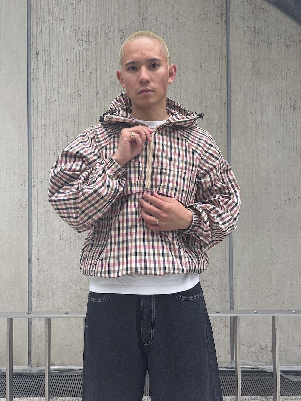 ピンク系のその他アウター、ブラック系のその他パンツを着用したメンズの春コーディネートの5枚目の写真