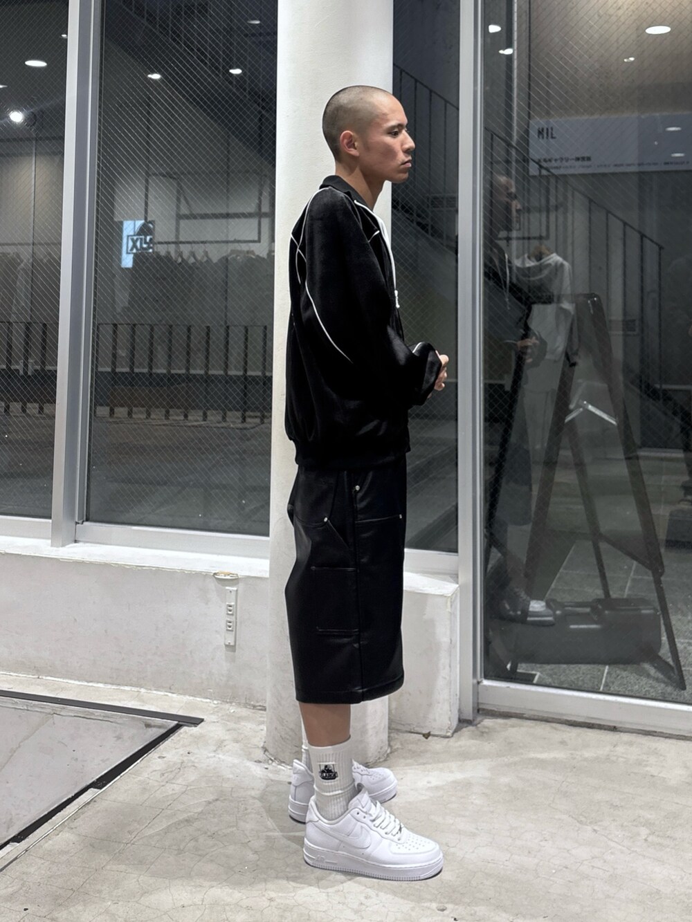 ブラック系のブルゾンを着用したメンズの秋コーディネートの3枚目の写真