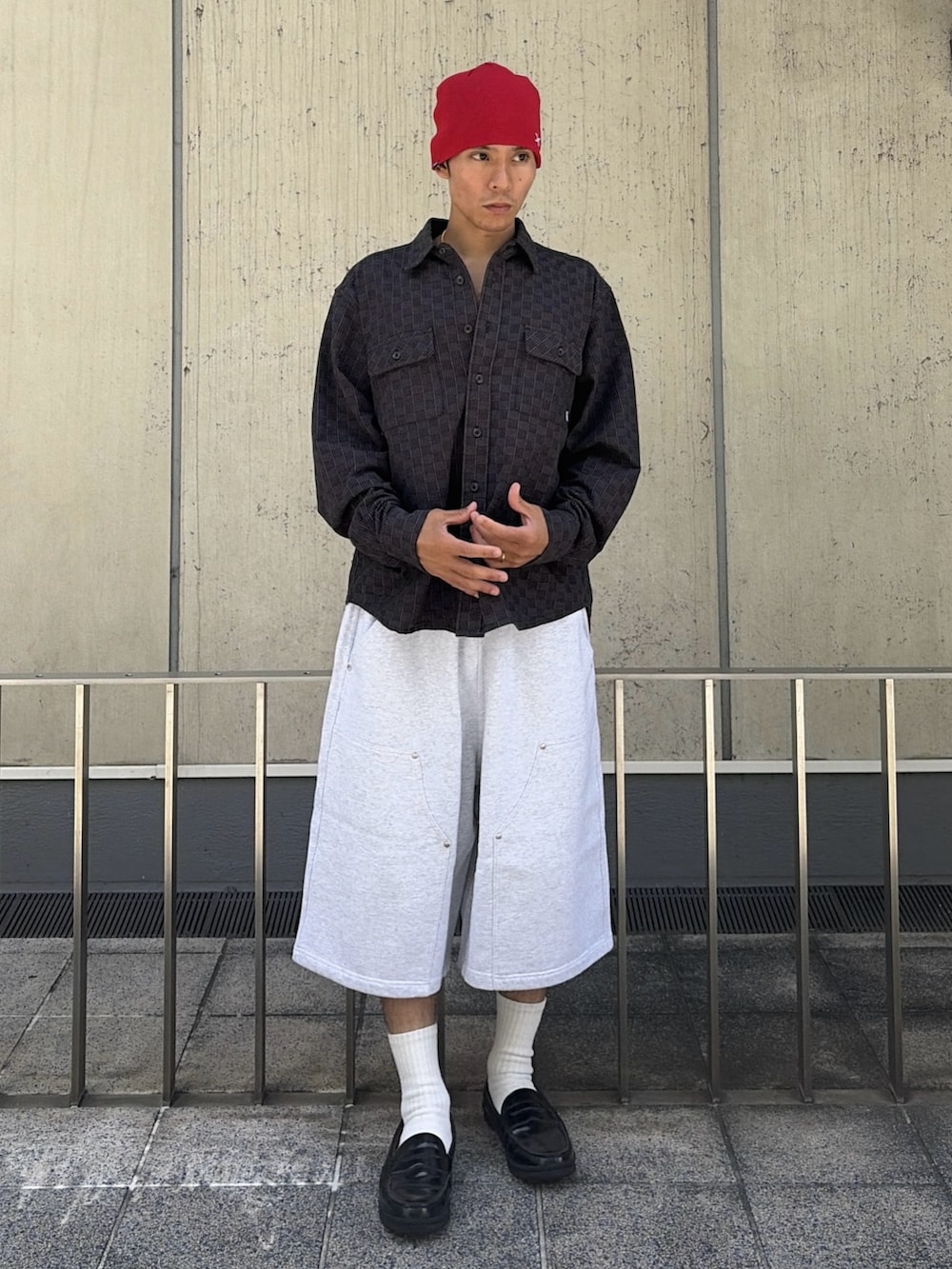 グレー系のスウェットパンツ、ブラック系のシャツ/ブラウス、レッド系のニットキャップ/ビーニーを着用したメンズの夏コーディネートの2枚目の写真