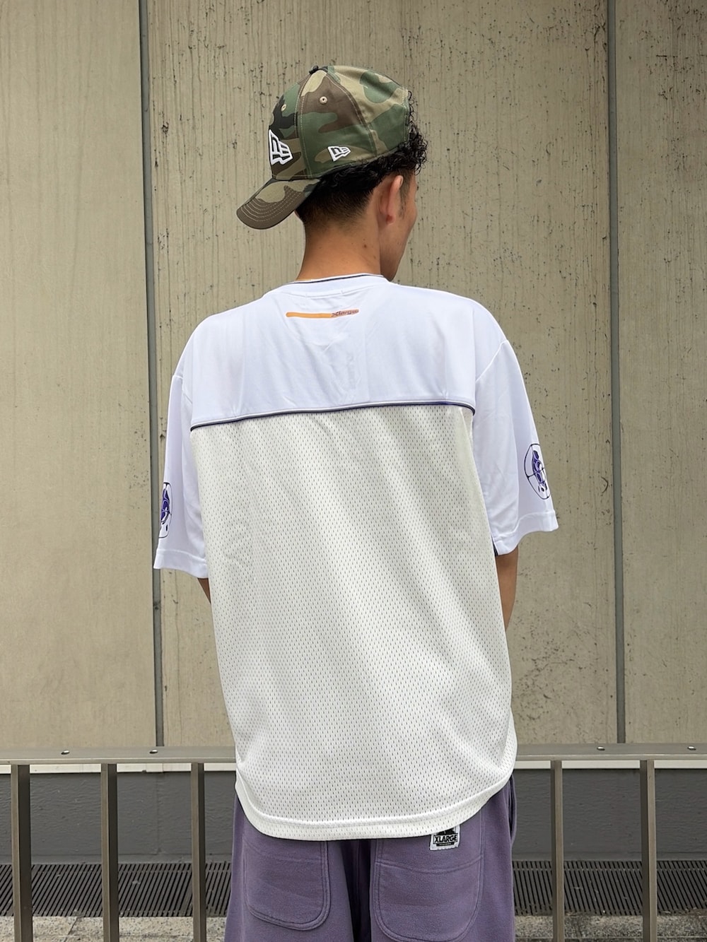ホワイト系のTシャツ/カットソー、グレー系のスウェットパンツ、その他のキャップを着用したメンズの夏コーディネートの7枚目の写真