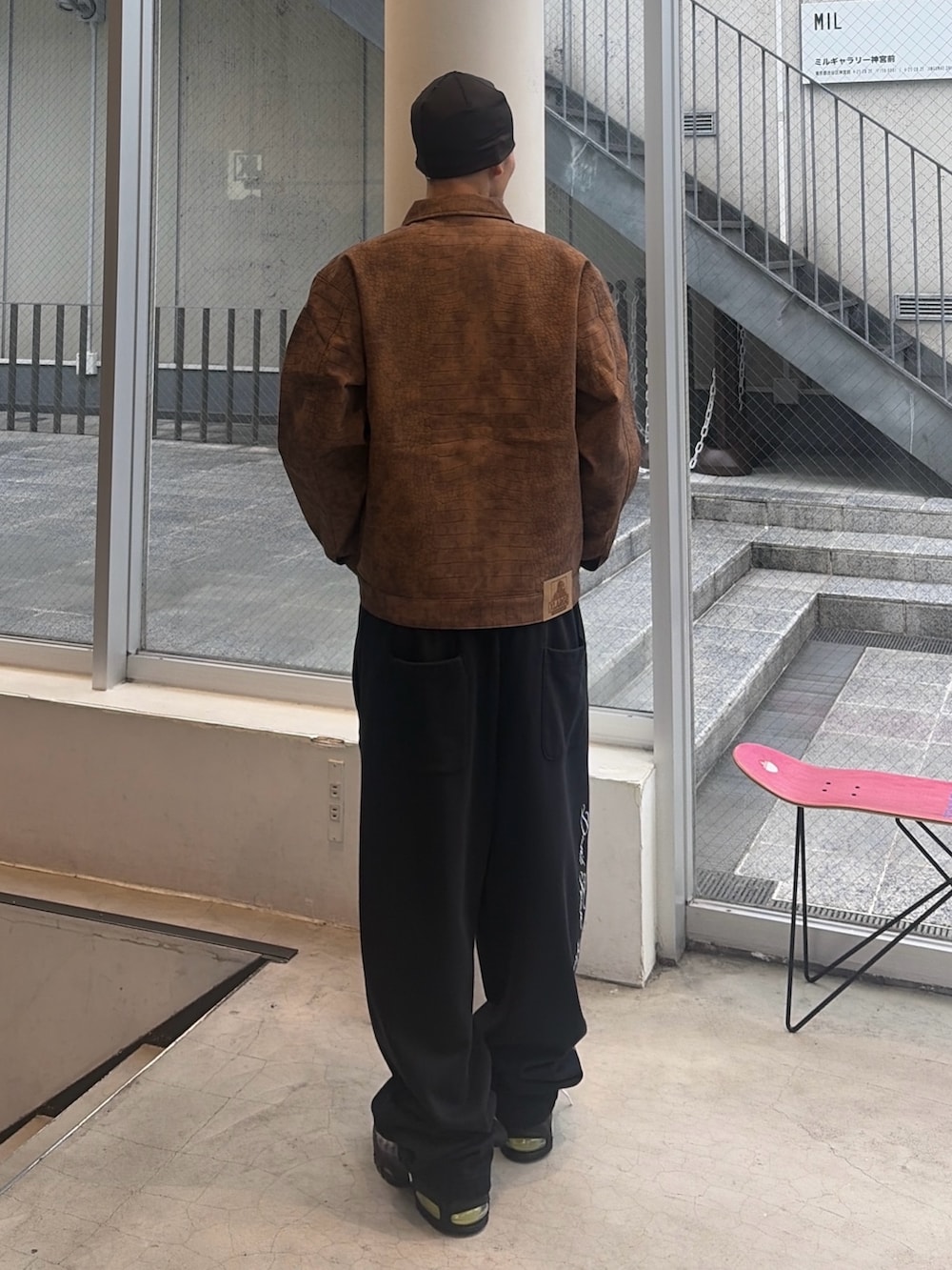 ブラック系のブルゾン、ブラック系のスウェットパンツ、その他のニットキャップ/ビーニーを着用したメンズの秋コーディネートの5枚目の写真
