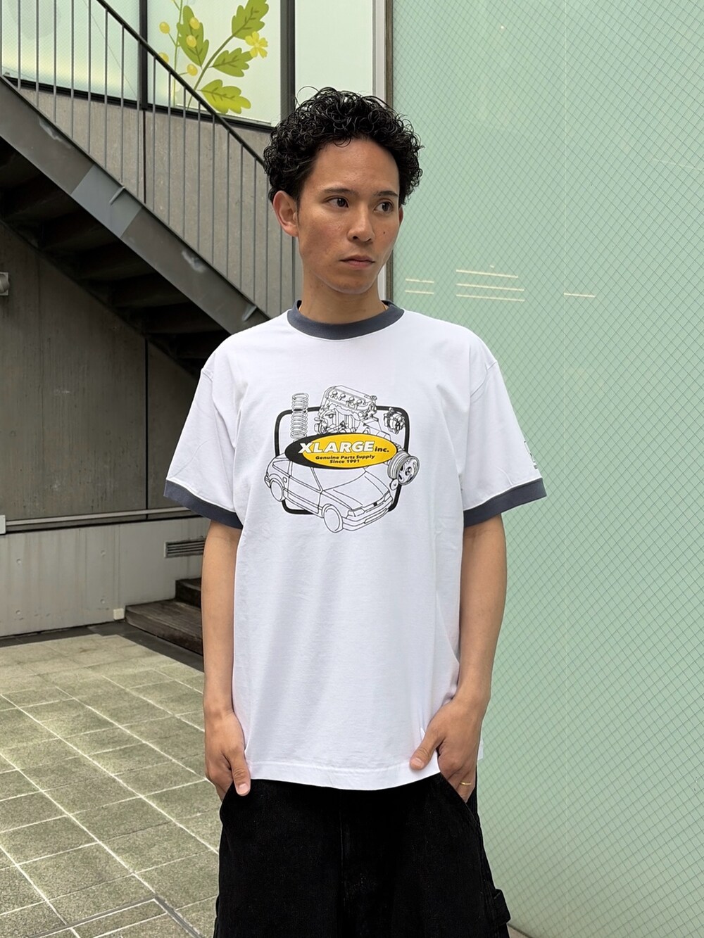 ホワイト系のTシャツ/カットソー、ブラック系のデニムパンツ、ブラック系のパーカーを着用したメンズの春コーディネートの3枚目の写真