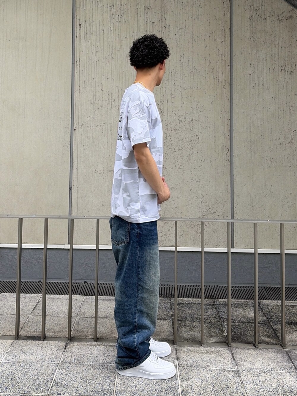 その他のTシャツ/カットソー、ブルー系のデニムパンツを着用したメンズの夏コーディネートの3枚目の写真