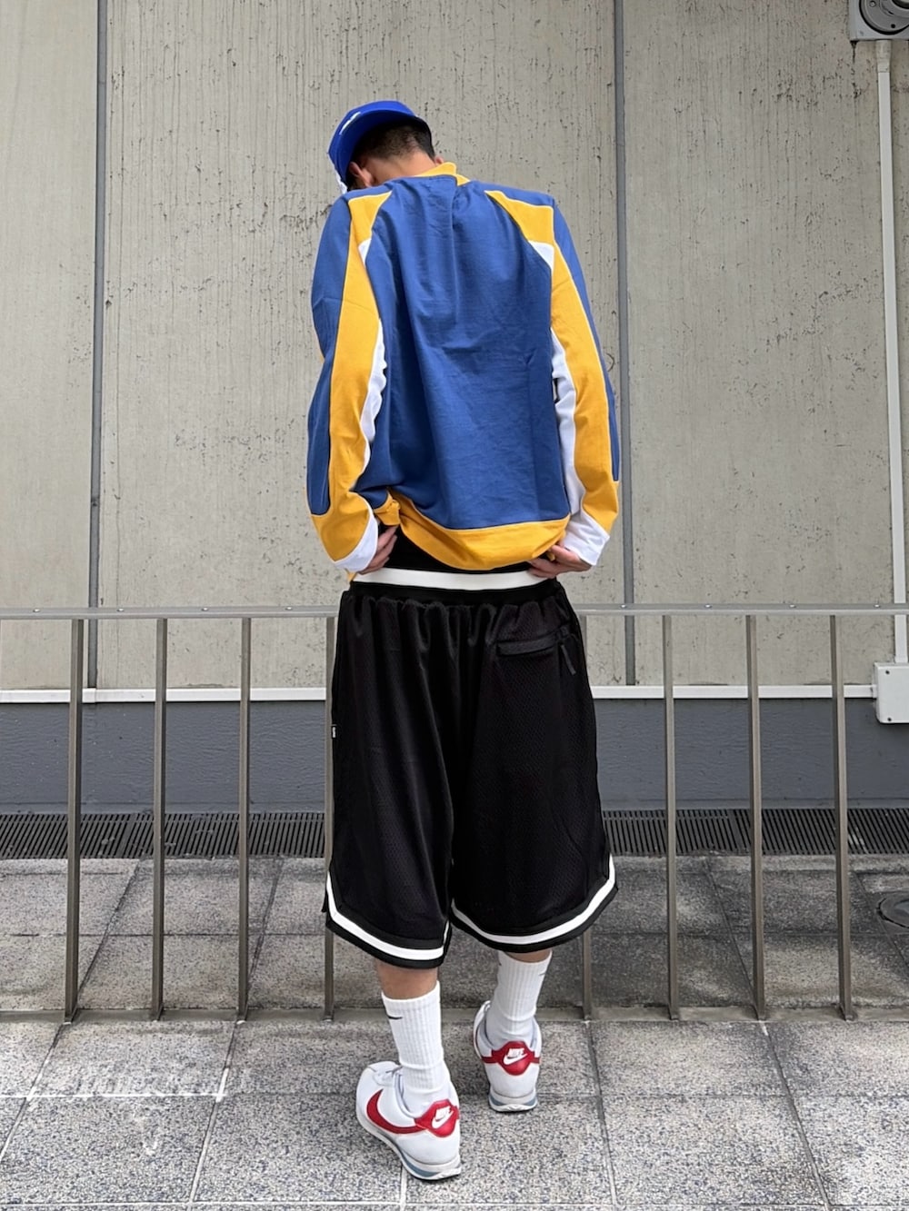 ブラック系のその他パンツ、ブルー系のTシャツ/カットソー、ブルー系のキャップを着用したメンズの夏コーディネートの5枚目の写真
