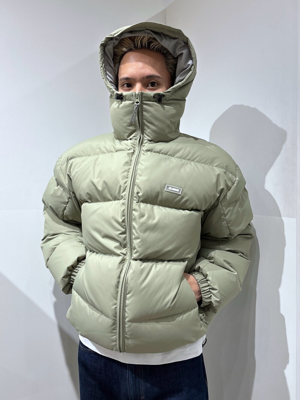 その他のダウンジャケット/コート、ブラック系のその他パンツを着用したメンズの冬コーディネートの10枚目の写真